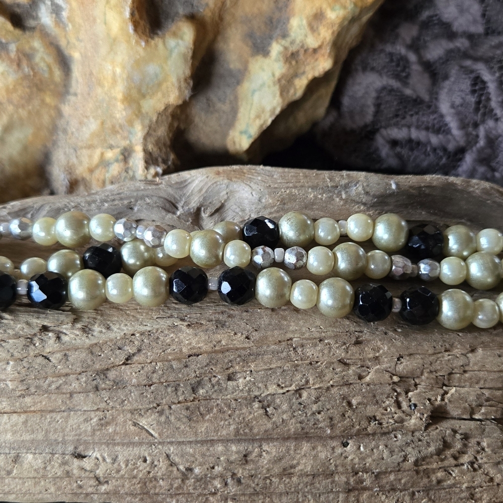 Elegant Pearl and Black Bead Bracelet - Picture 5 of 6
